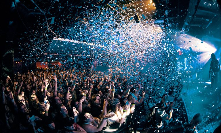 Festival de la creativite avec scene illuminee et audience pour Cannes Lions 2026