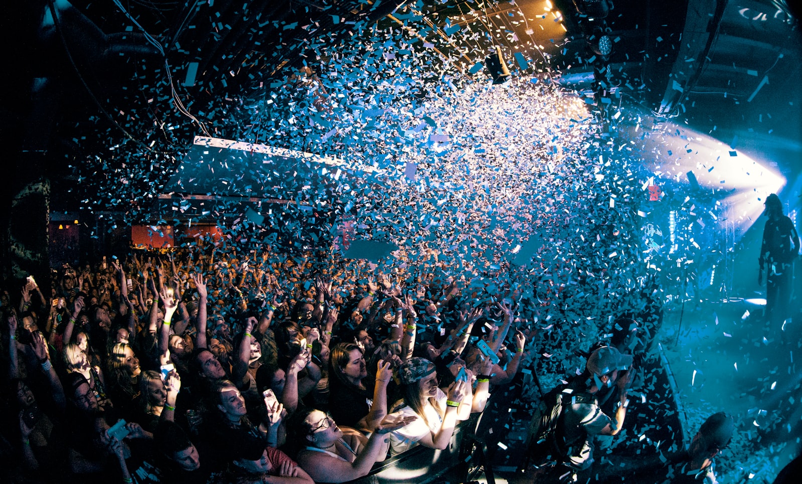 Festival de la creativite avec scene illuminee et audience pour Cannes Lions 2026