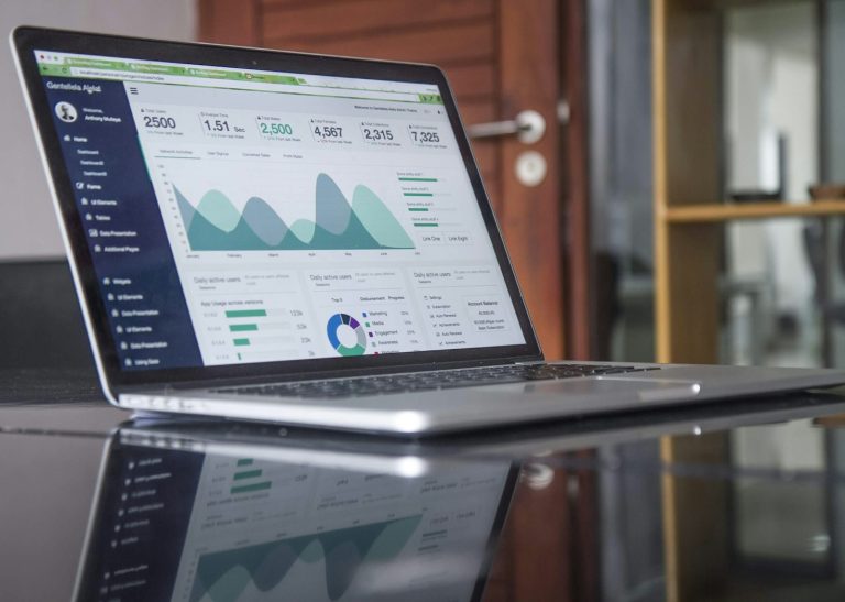 Tableau de bord financier avec graphiques de performance pour chiffrer le ROI d un evenement B2B