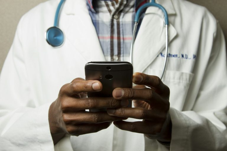 Professionnel de sante manipulant une tablette avec interface medicale