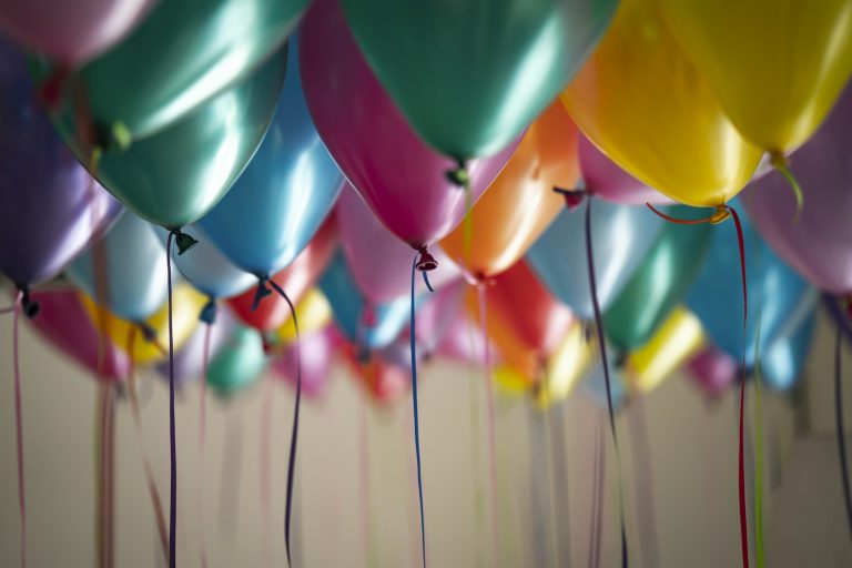 Soiree d entreprise estivale en exterieur avec invites et lumieres festives