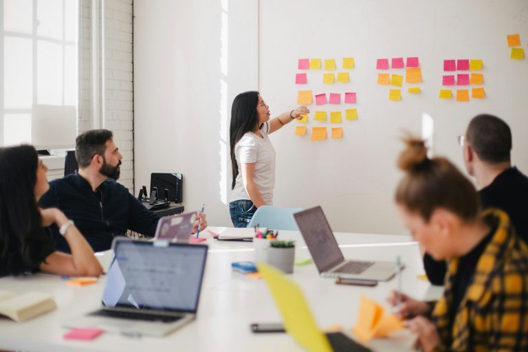 Equipe collaborant sur la strategie de communication d un evenement corporate B2B avec plan multicanal