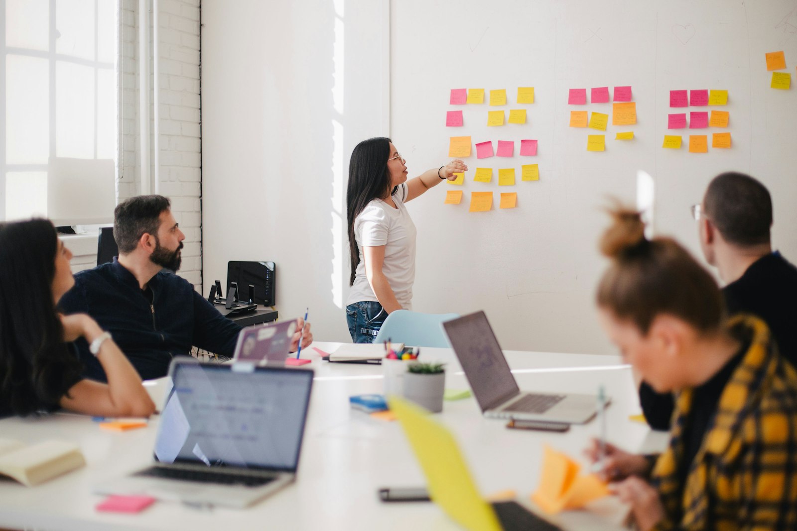 Equipe collaborant sur la strategie de communication d un evenement corporate B2B avec plan multicanal
