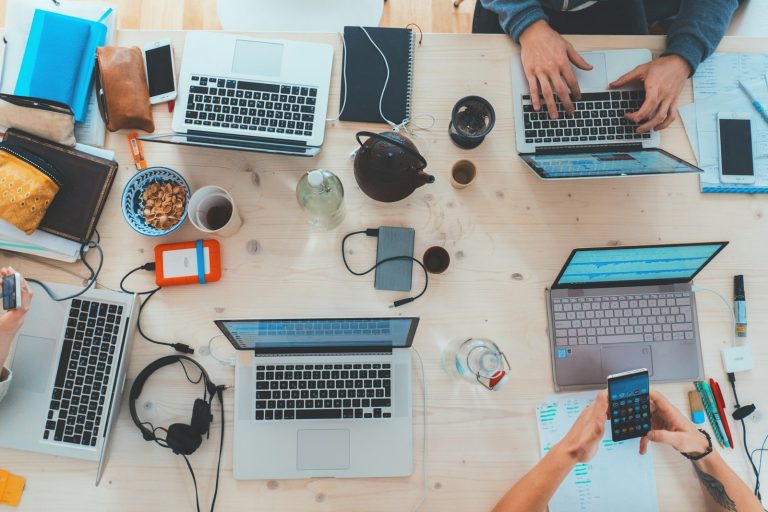 Equipes creatives collaborant sur les tendances evenementielles B2B 2027 avec IA agentique et immersion sensorielle